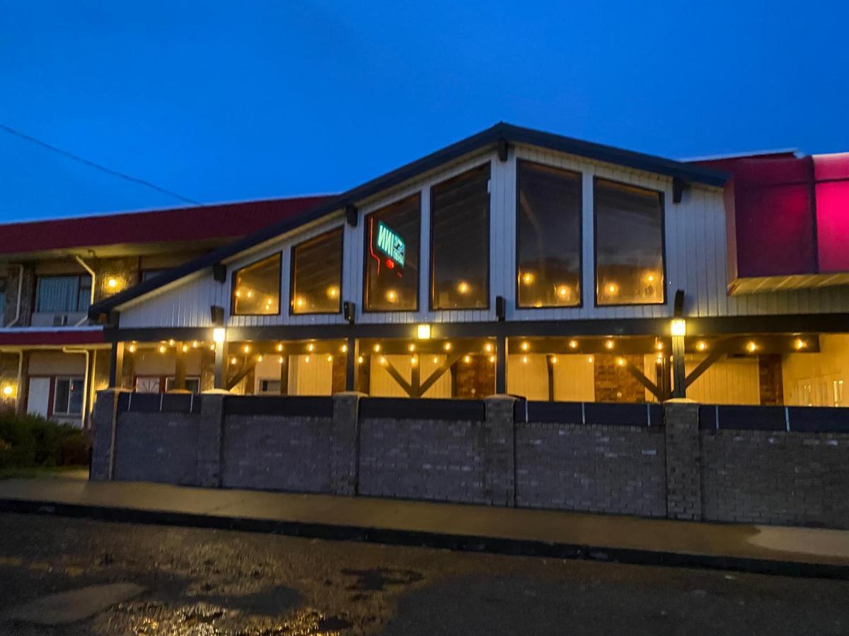 Lakewood Inn 100 Mile House Exteriér fotografie